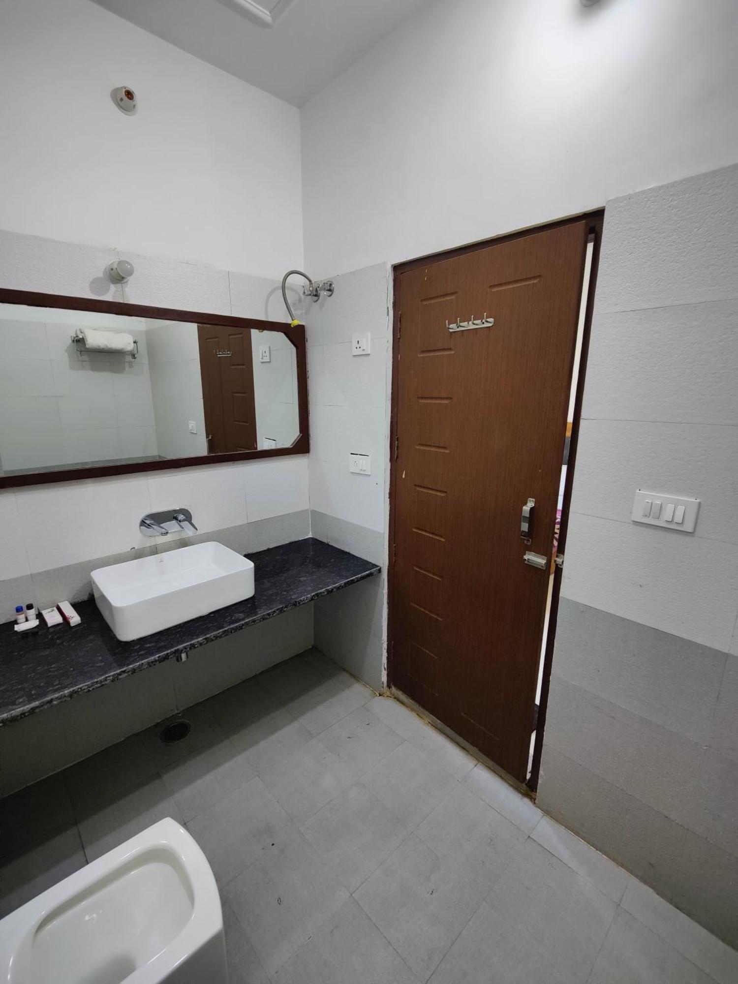 Alaknanda Motel & Restaurant Rudraprayāg المظهر الخارجي الصورة